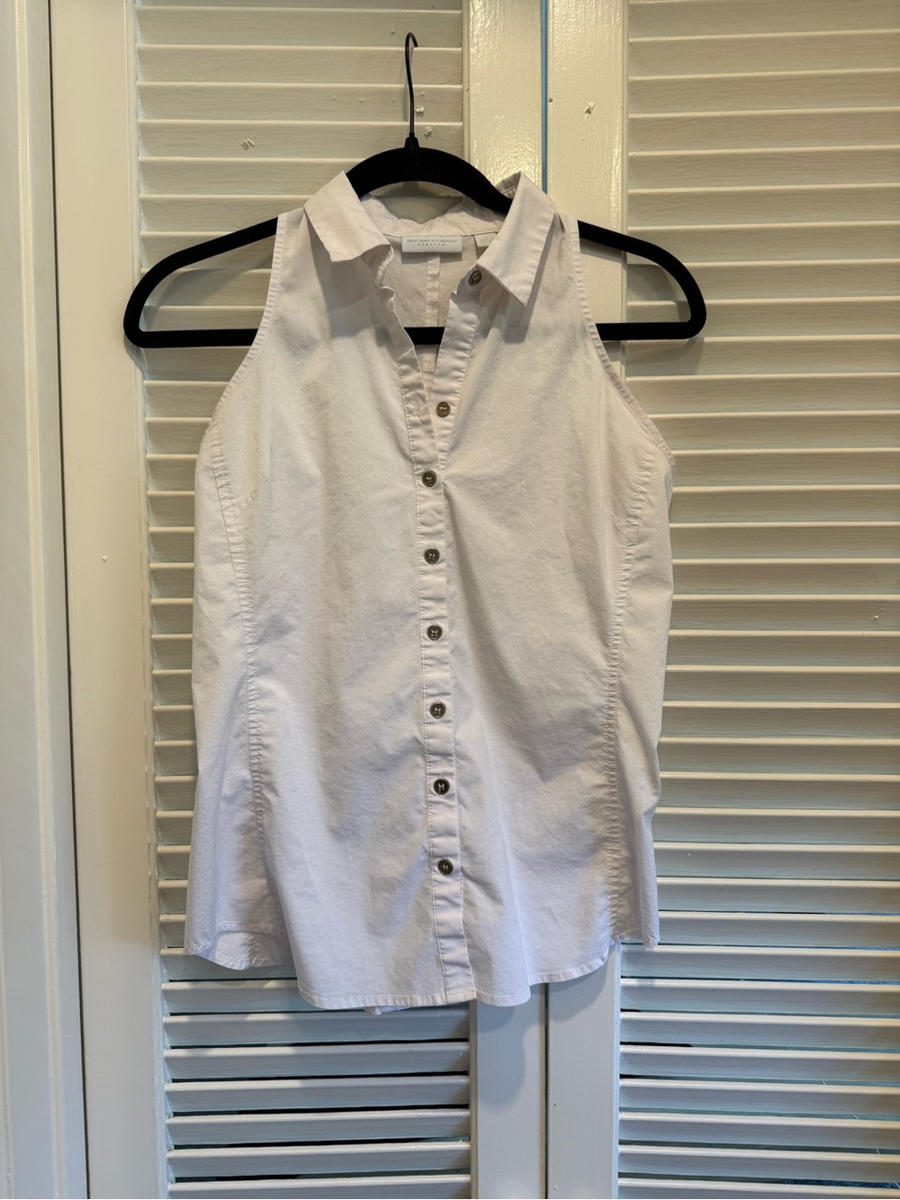 New York & company Classic White fitted Sleeveless Button-Front shirt